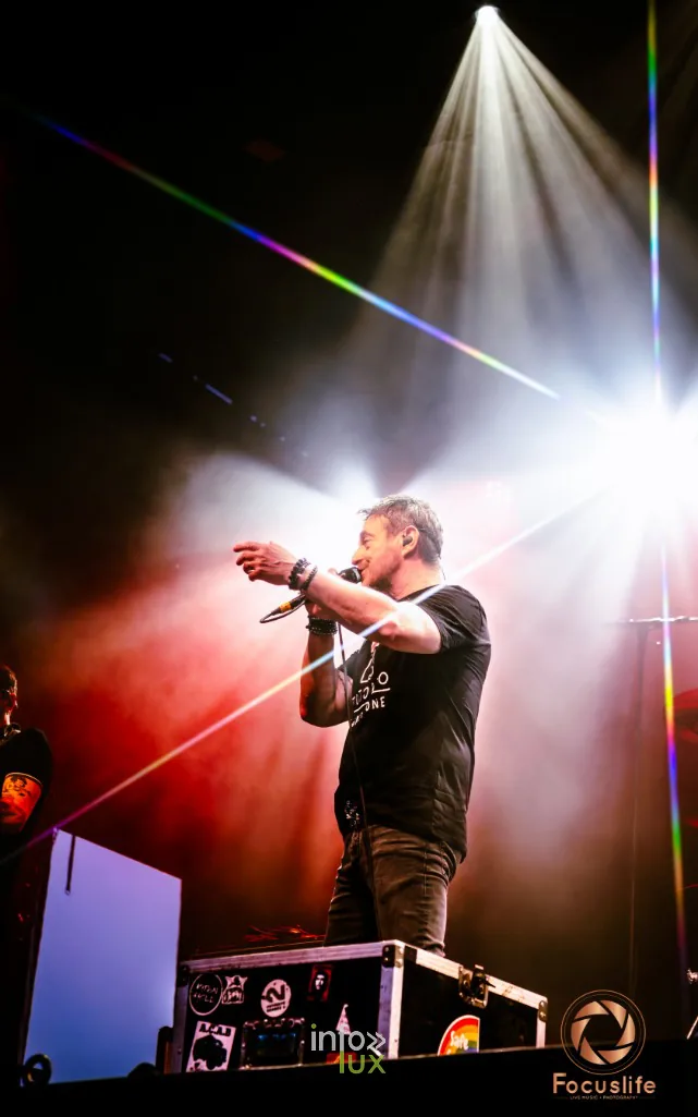 Chanteur des Fatals Picards face au public de Fest'Anizy 2026