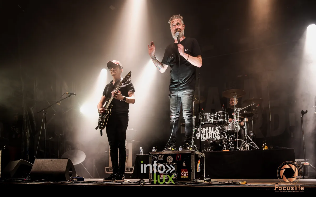 Le chanteur des Fatals Picards debout sur un ampli à Fest'Anizy 2026