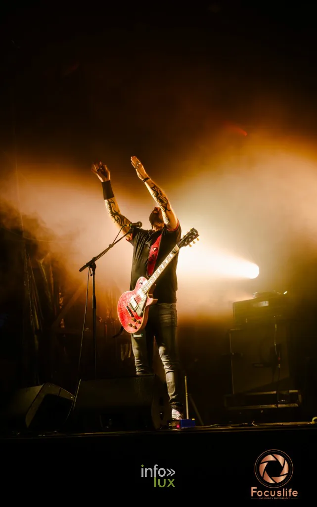 Guitariste des Fatals Picards bras levé à Fest'Anizy 2026