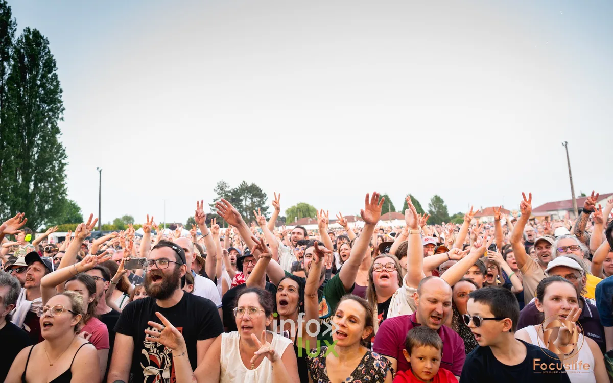 Foule bras levés devant la scène de Fest'Anizy 2026 à Anizy-le-Grand