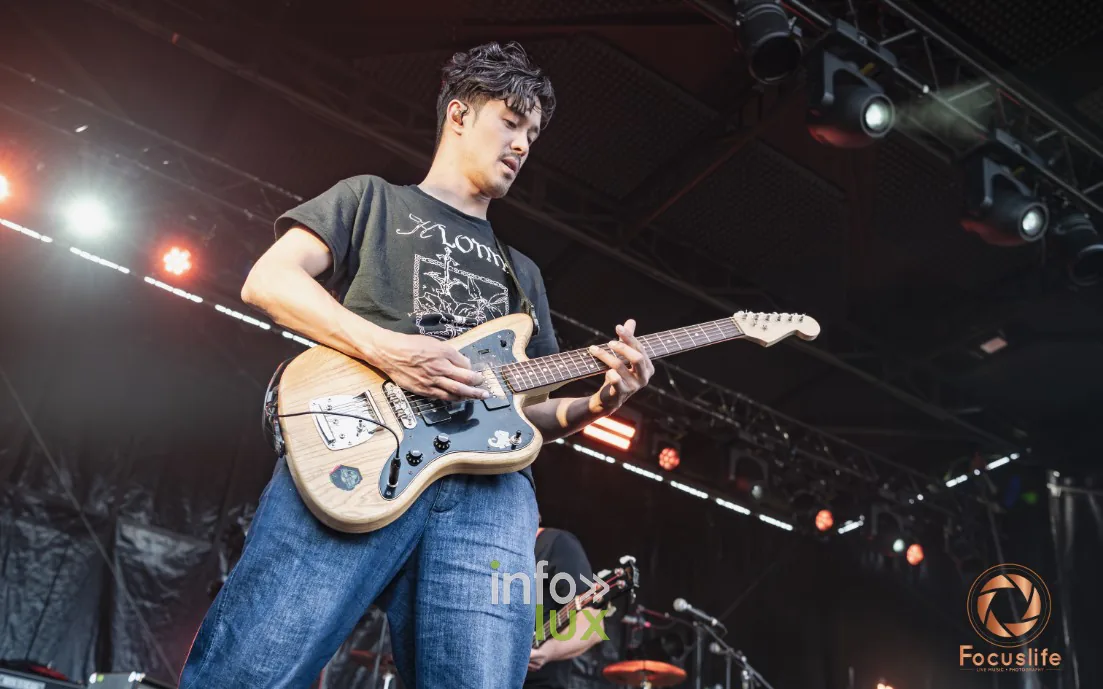 Guitariste de Totorro sur la scène de Fest'Anizy 2026 à Anizy-le-Grand