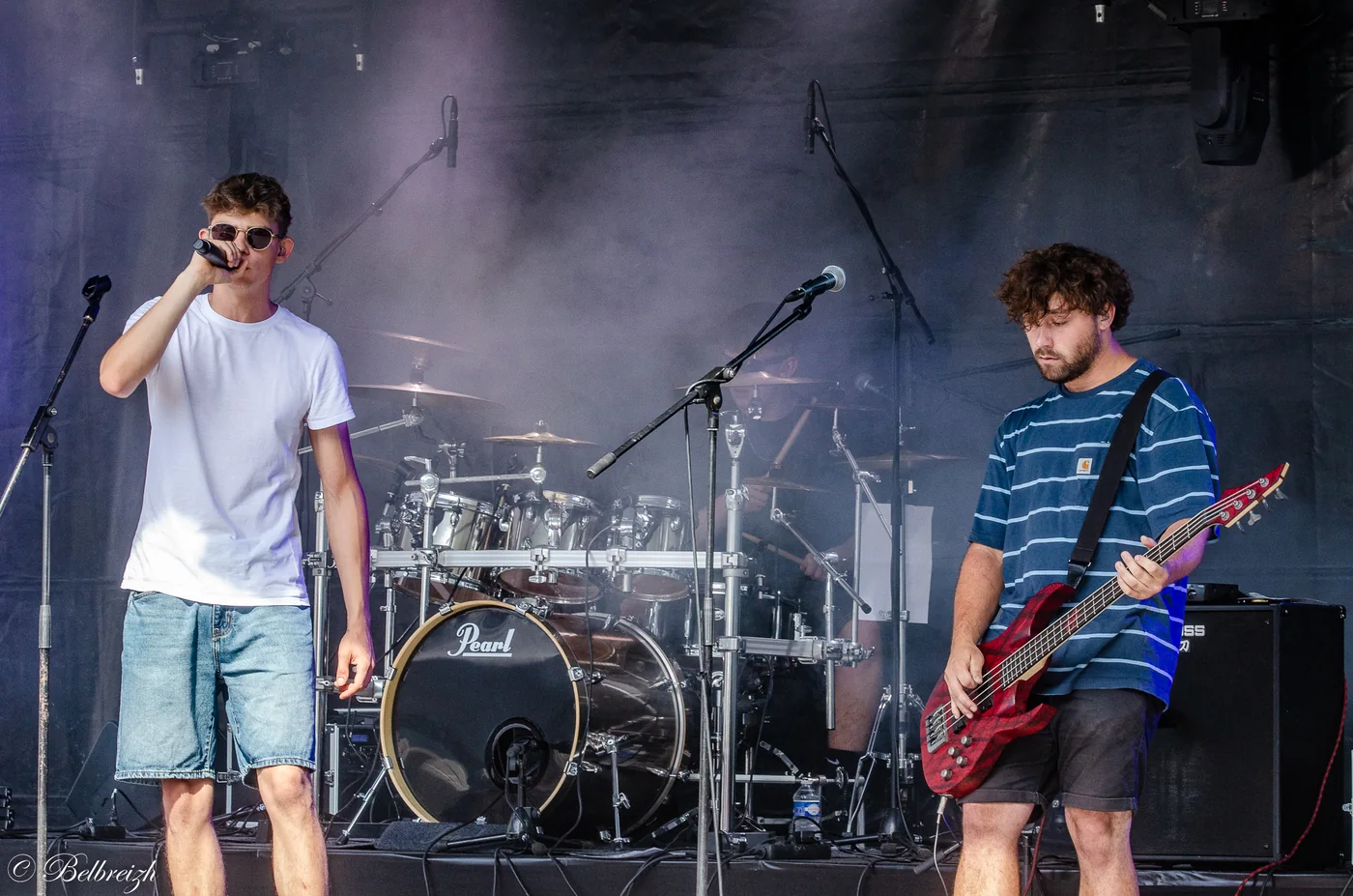 Sur scène, le rock s'empare de Barvaux à la tombée du jour. — © Belbreizh (Paty)