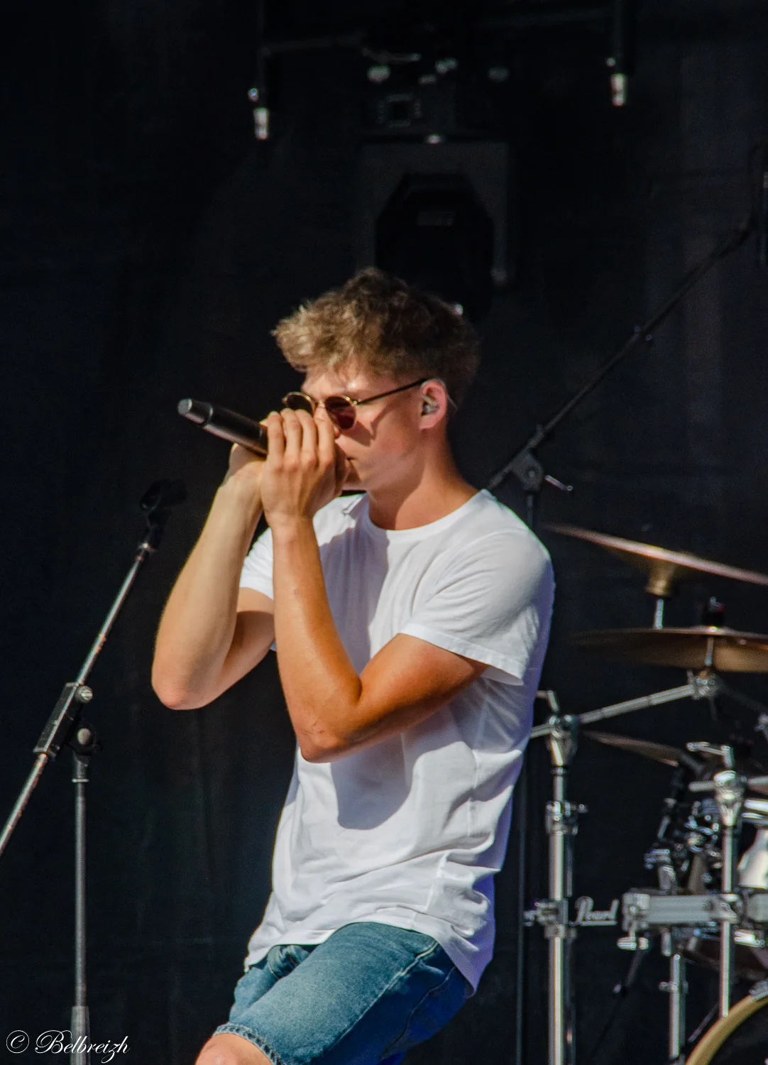 Un chanteur galvanise le public du Juliénas. — © Belbreizh (Paty)
