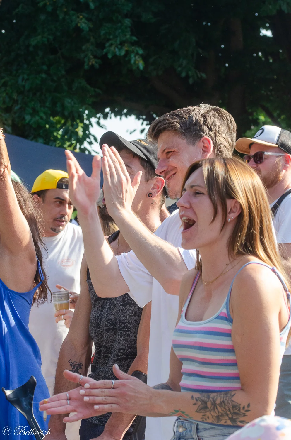 Le public danse au cœur de Barvaux. — © Belbreizh (Paty)