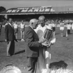 Gaston Reiff, premier champion olympique belge, recevant un trophee