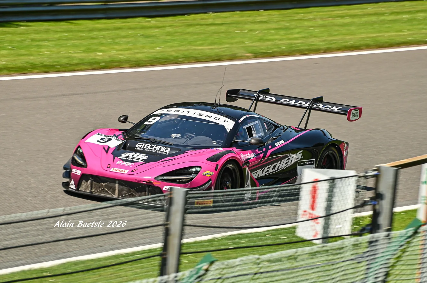 La McLaren 720S GT3 n°9 rose et noire à l'attaque sur le tracé ardennais. — © Alain Baetsle