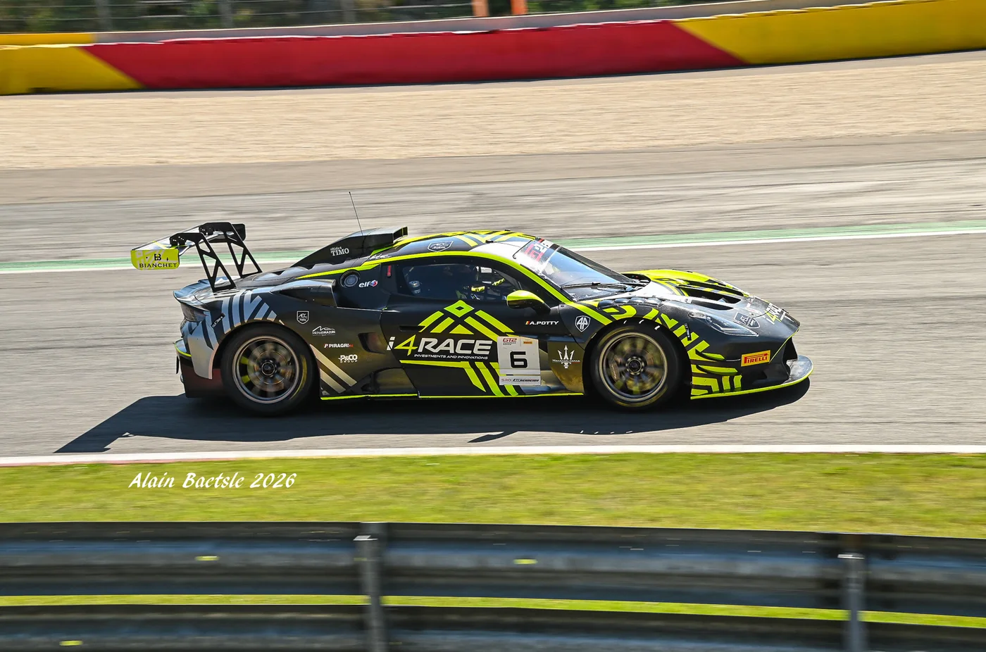 Duel de GT dans les enchaînements rapides du circuit. — © Alain Baetsle