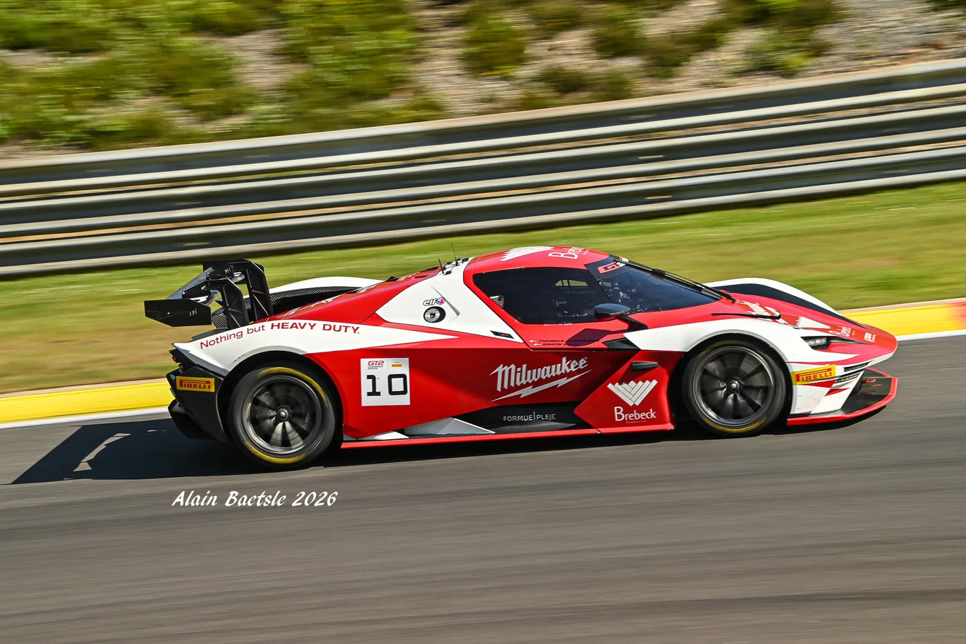 Une Maserati MC20 GT2 rose en pleine action à Spa-Francorchamps. — © Alain Baetsle