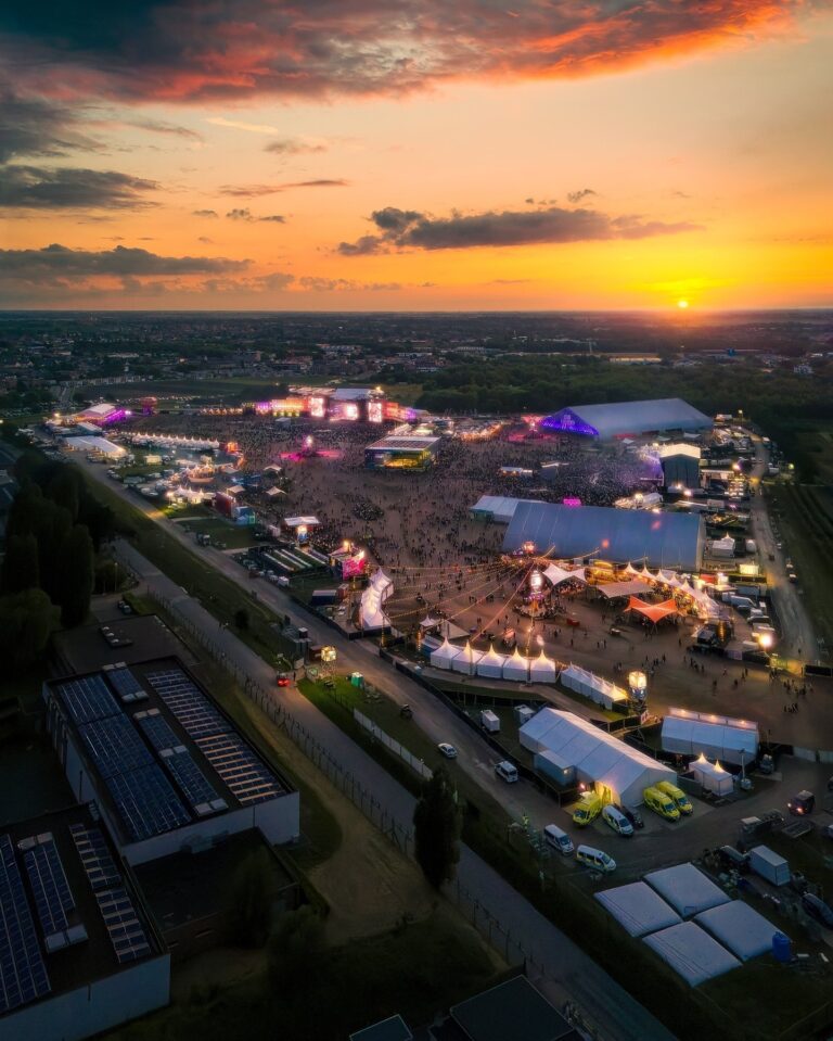 Les Ardentes 2026 J-7 : montage en cours, accès, camping, navettes… tout ce qu’il faut savoir