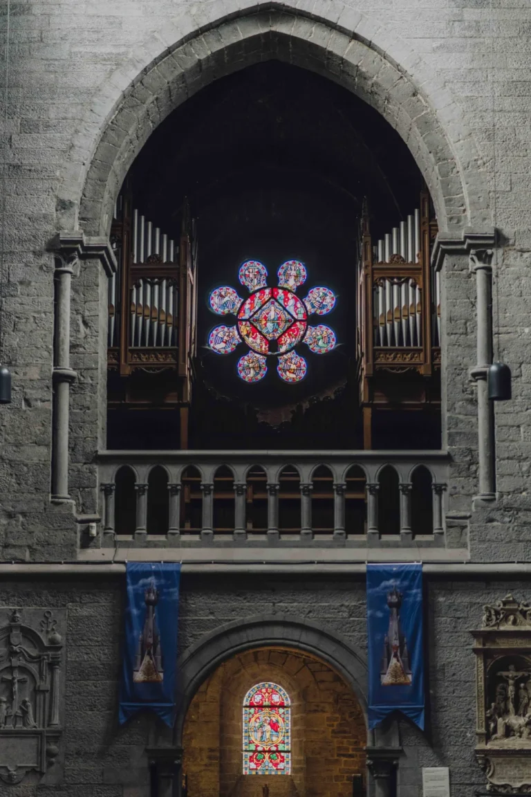 La basilique Saint-Materne de Walcourt : mille ans de pèlerinage et un clocher torsadé