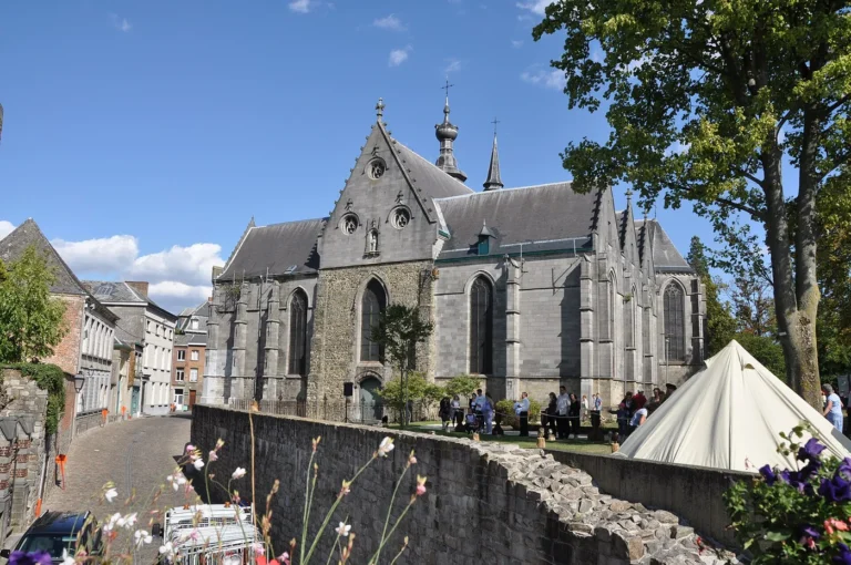 La collégiale Saint-Ursmer de Binche : la tour aux trois âges et son trésor mosan