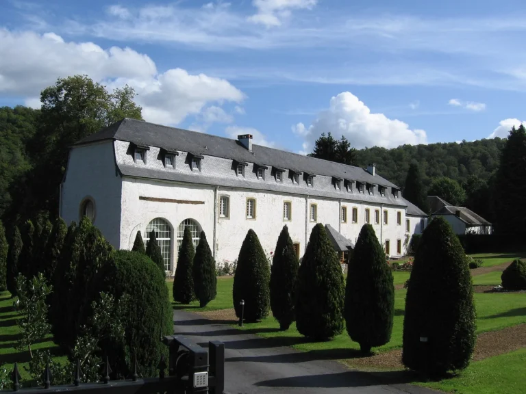Le prieuré de Conques à Herbeumont, ancienne maison d’études d’Orval au bord de la Semois