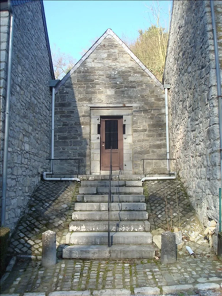 La chapelle du cimetiere de Lesve, ecrin restaure d'un calvaire a Profondeville, province de Namur