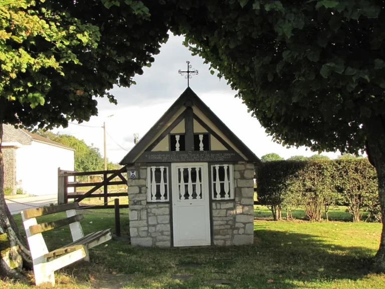 La chapelle du Troleu, écrin de pierre et de tilleuls à Louveigné