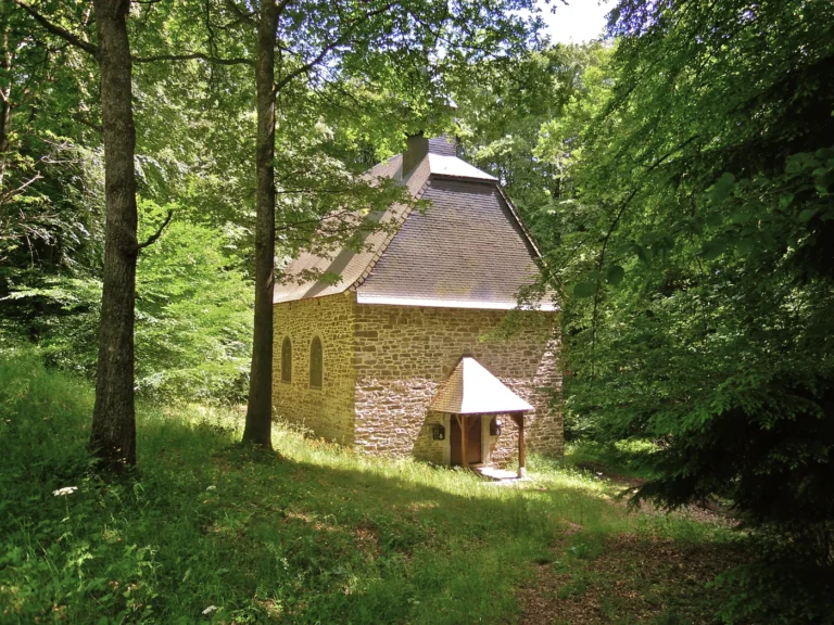 La chapelle Sainte-Anne de Stoumont, gardienne classée des hauteurs de l’Amblève
