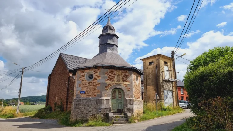La chapelle Saint-Roch de Floreffe, sentinelle de pierre face à l’abbaye