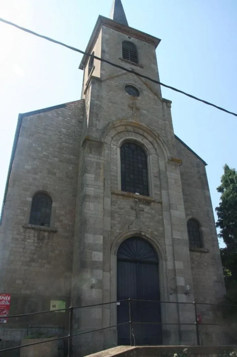Église Saint-Étienne de Sevry, à Beauraing : la dalle de 1727 et la Tour voisine
