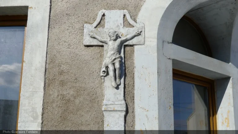 La croix festonnée d’Aubange, incrustée dans une façade
