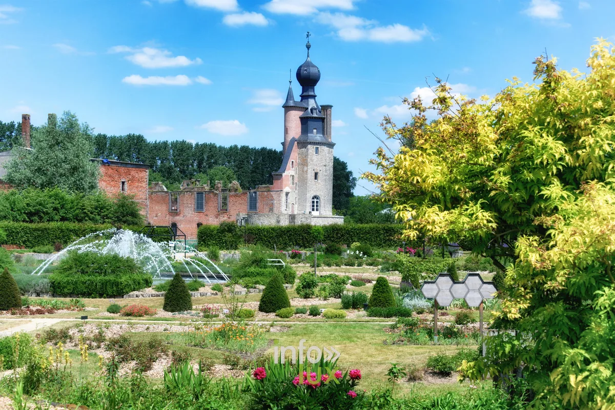 Jardins fleuris et tours du Château des ducs d’Havré, Mons