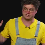 Julien Rossier incarne Coluche dans le spectacle « C'est l'histoire d'un mec »
