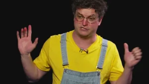 Julien Rossier incarne Coluche dans le spectacle « C'est l'histoire d'un mec »