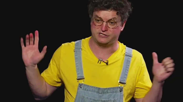 Julien Rossier incarne Coluche dans le spectacle « C'est l'histoire d'un mec »