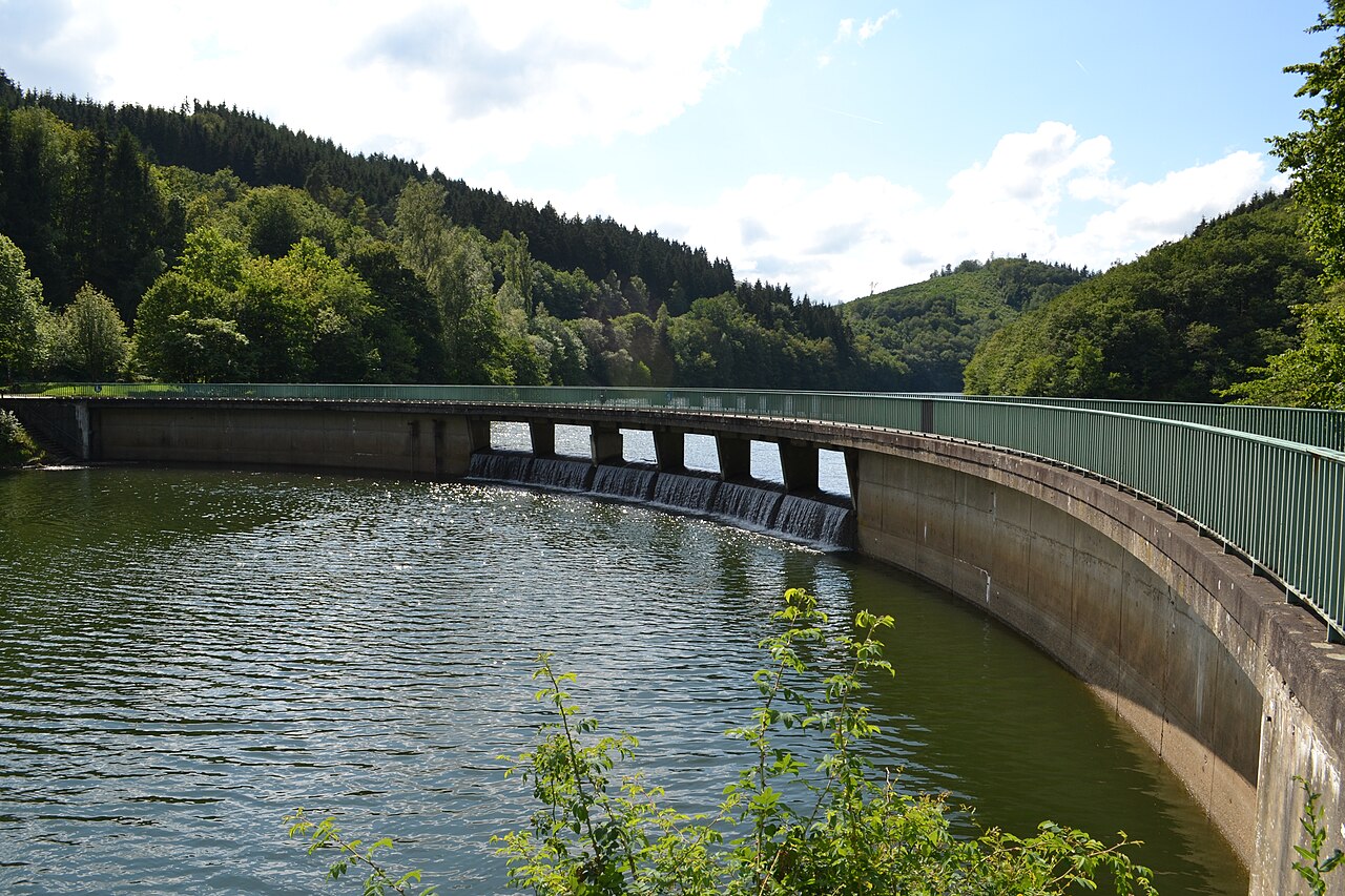 Le lac de la Haute-Sûre et son barrage, ouest du Grand-Duché de Luxembourg Le lac de la Haute-Sûre et son barrage, ouest du Grand-Duché de Luxembourg
