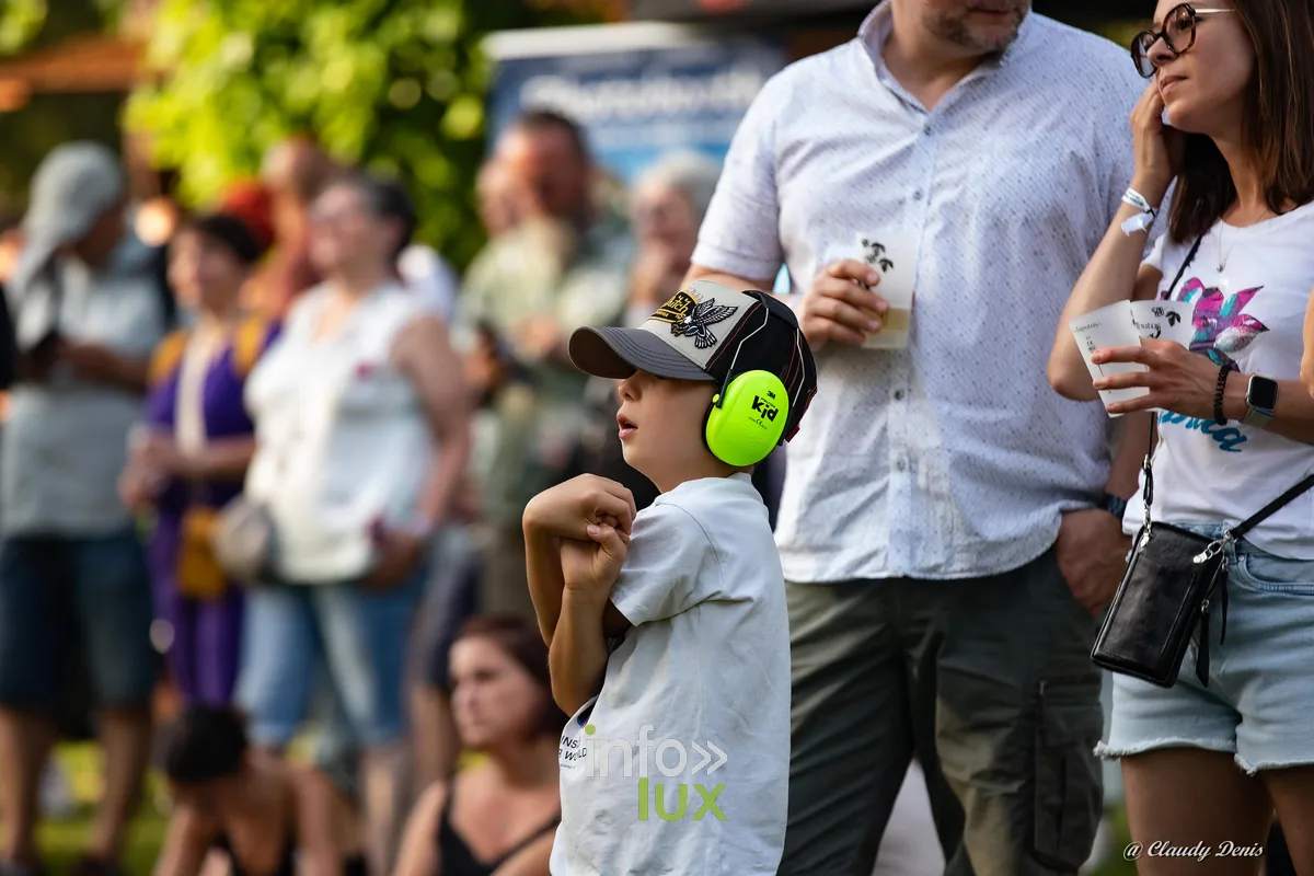 Enfant portant un casque anti-bruit vert dans le public du LTBR 2026 Vielsalm