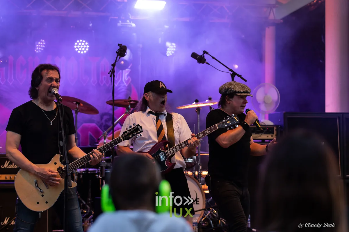 Le groupe High Voltage au complet sur scène de nuit au LTBR 2026 de Vielsalm