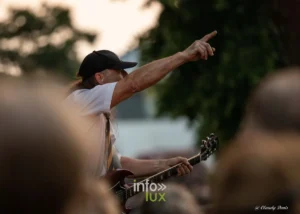 Guitariste du tribute AC/DC High Voltage, doigt levé vers le public, au LTBR 2026 de Vielsalm