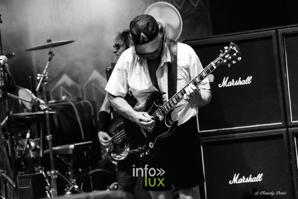 Guitariste façon Angus Young devant les amplis Marshall, photo noir et blanc, LTBR 2026 Vielsalm