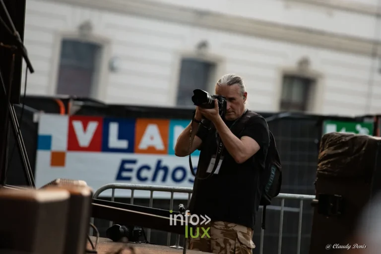 Photographe de presse en action devant la scène au LTBR 2026 de Vielsalm