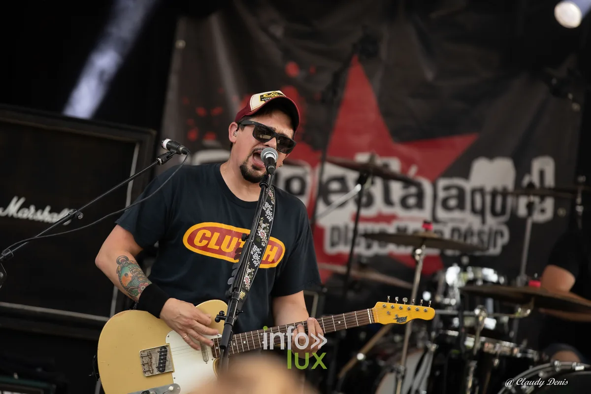 Chanteur-guitariste de Todo Esta Aqui devant la bannière Noir Désir au LTBR 2026 Vielsalm