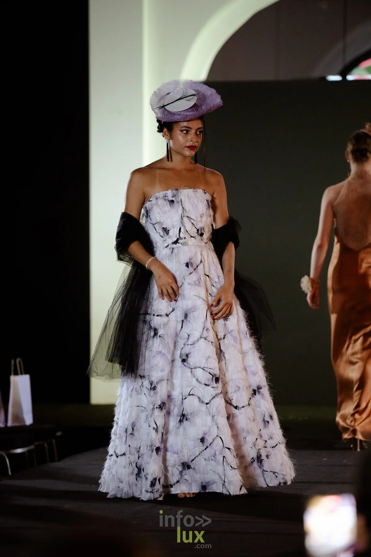 Manon Tufano portant la robe de gala de l’Atelier Séverine M au défilé Face à la mode à Namur