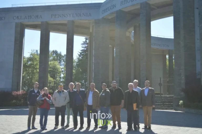 Delegation americaine et equipe organisatrice devant le memorial du Mardasson a Bastogne, sous le nom de la Pennsylvanie