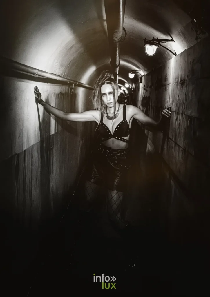 Iara Monteiro, combattante rebelle, shooting noir et blanc « Le Dernier Bataillon Amazone » (More Followers) à la Ligne Maginot de Fermont