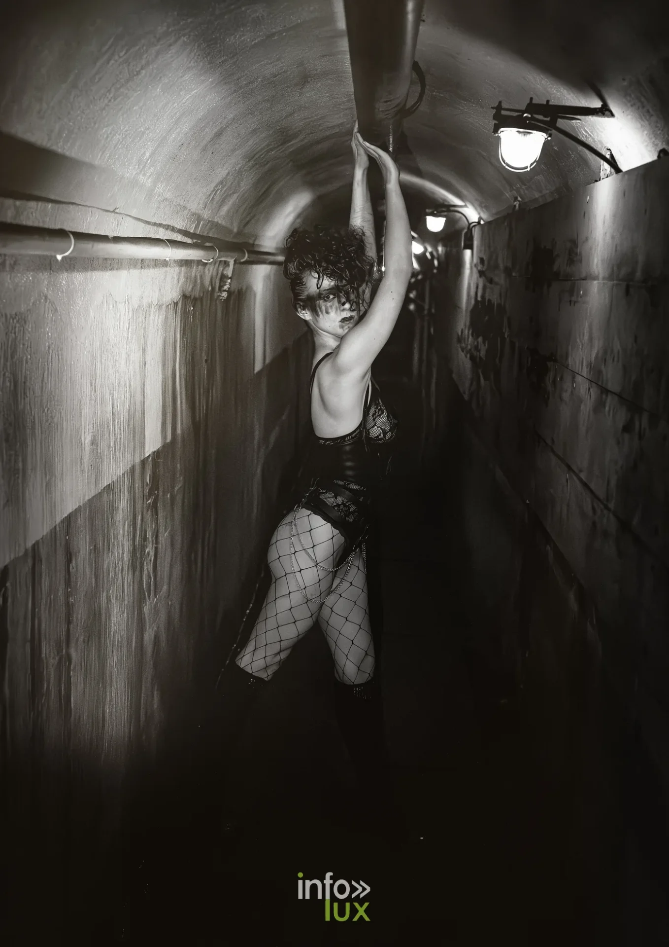 Mélanie Vexlard, reine de la Ligne A2, shooting noir et blanc « Le Dernier Bataillon Amazone » (More Followers) à la Ligne Maginot de Fermont