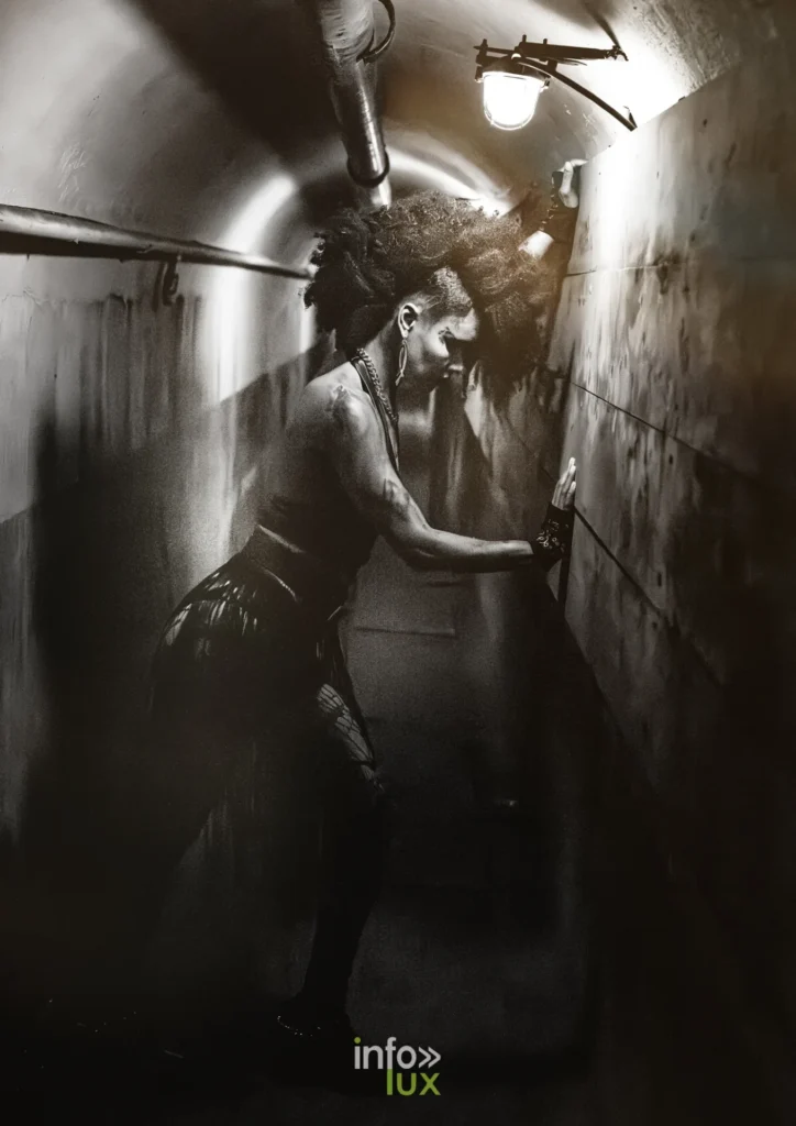 Silhouette dans la demi-lumière, shooting noir et blanc « Le Dernier Bataillon Amazone » (More Followers) à la Ligne Maginot de Fermont