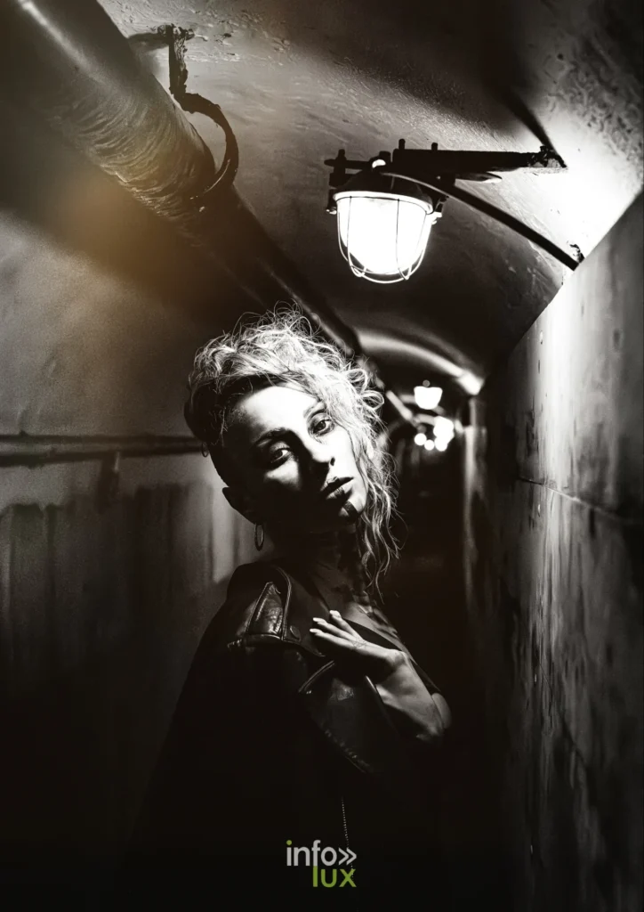 Portrait en clair-obscur, shooting noir et blanc « Le Dernier Bataillon Amazone » (More Followers) à la Ligne Maginot de Fermont