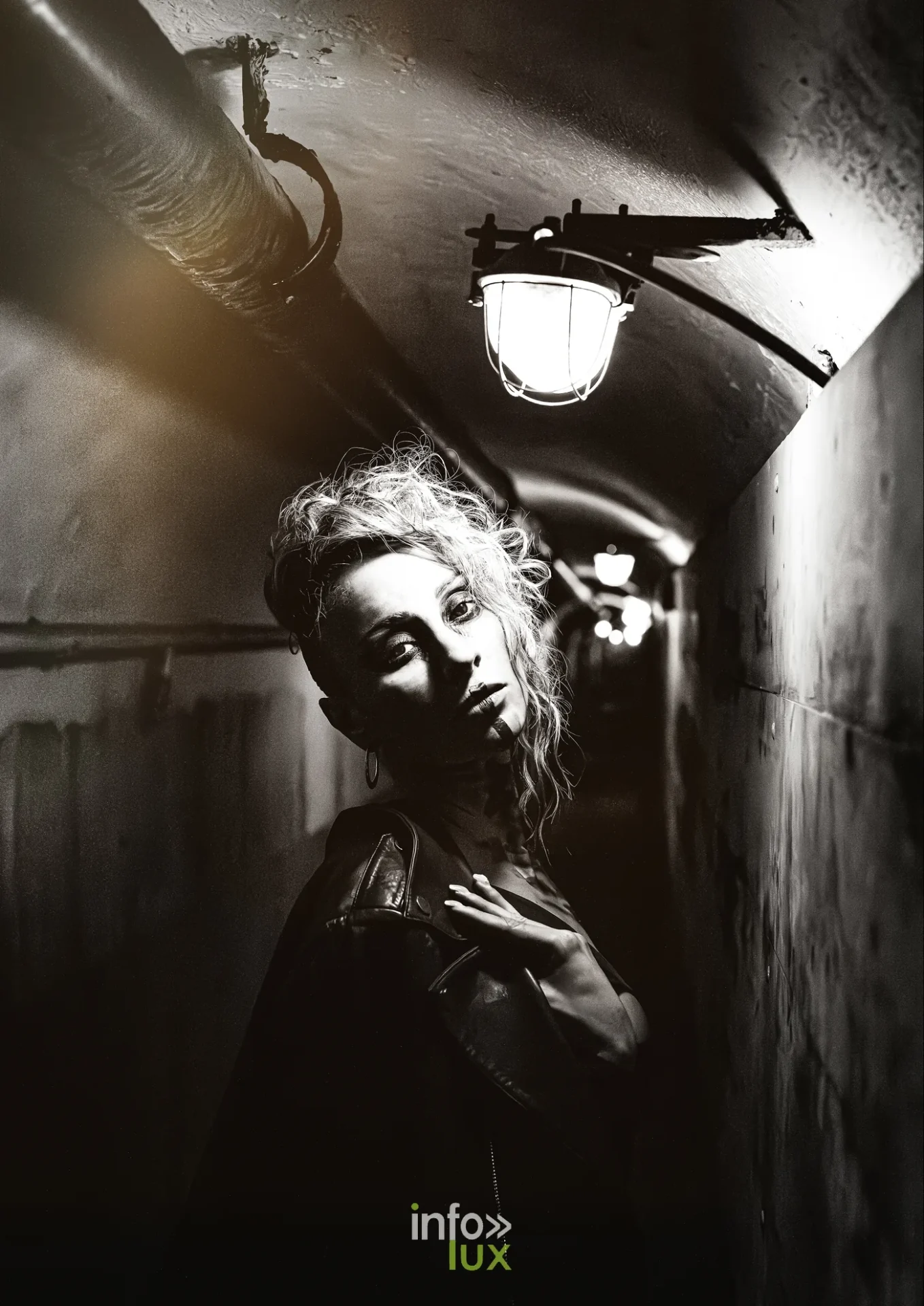 Portrait en clair-obscur, shooting noir et blanc « Le Dernier Bataillon Amazone » (More Followers) à la Ligne Maginot de Fermont