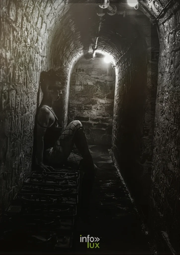 Figure née de l'ombre dans un escalier du fort, shooting noir et blanc « Le Dernier Bataillon Amazone » (More Followers) à la Ligne Maginot de Fermont