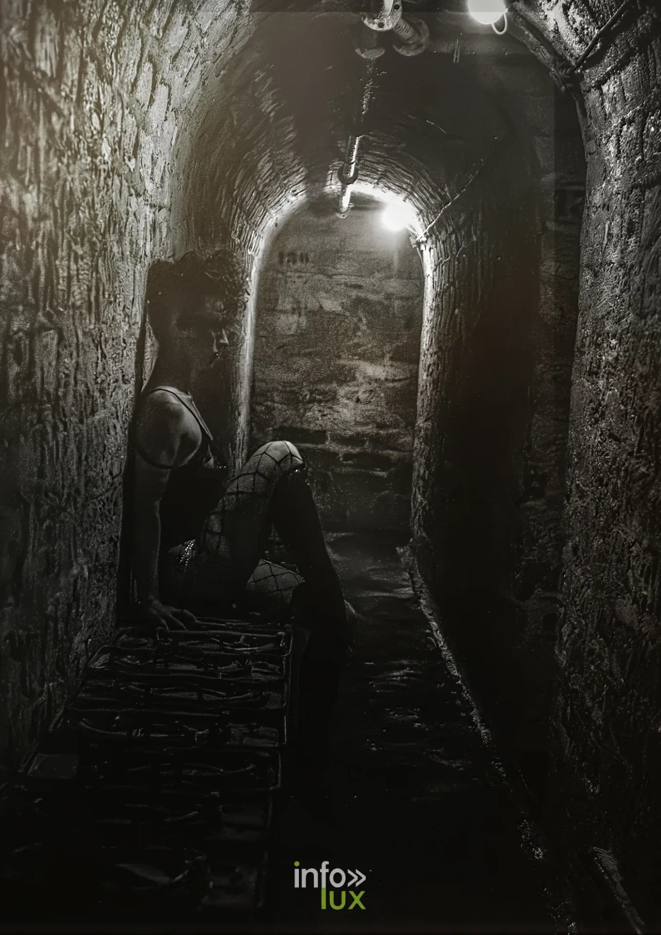 Figure née de l'ombre dans un escalier du fort, shooting noir et blanc « Le Dernier Bataillon Amazone » (More Followers) à la Ligne Maginot de Fermont