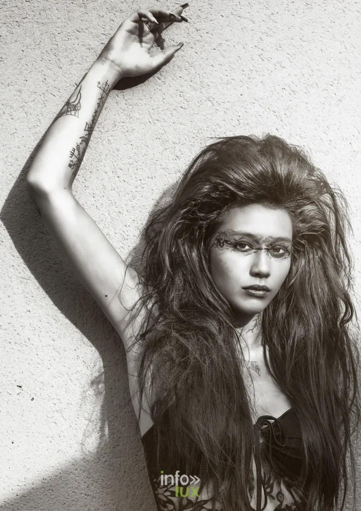 Neriah, la reine des pénombres, shooting noir et blanc « Le Dernier Bataillon Amazone » (More Followers) à la Ligne Maginot de Fermont