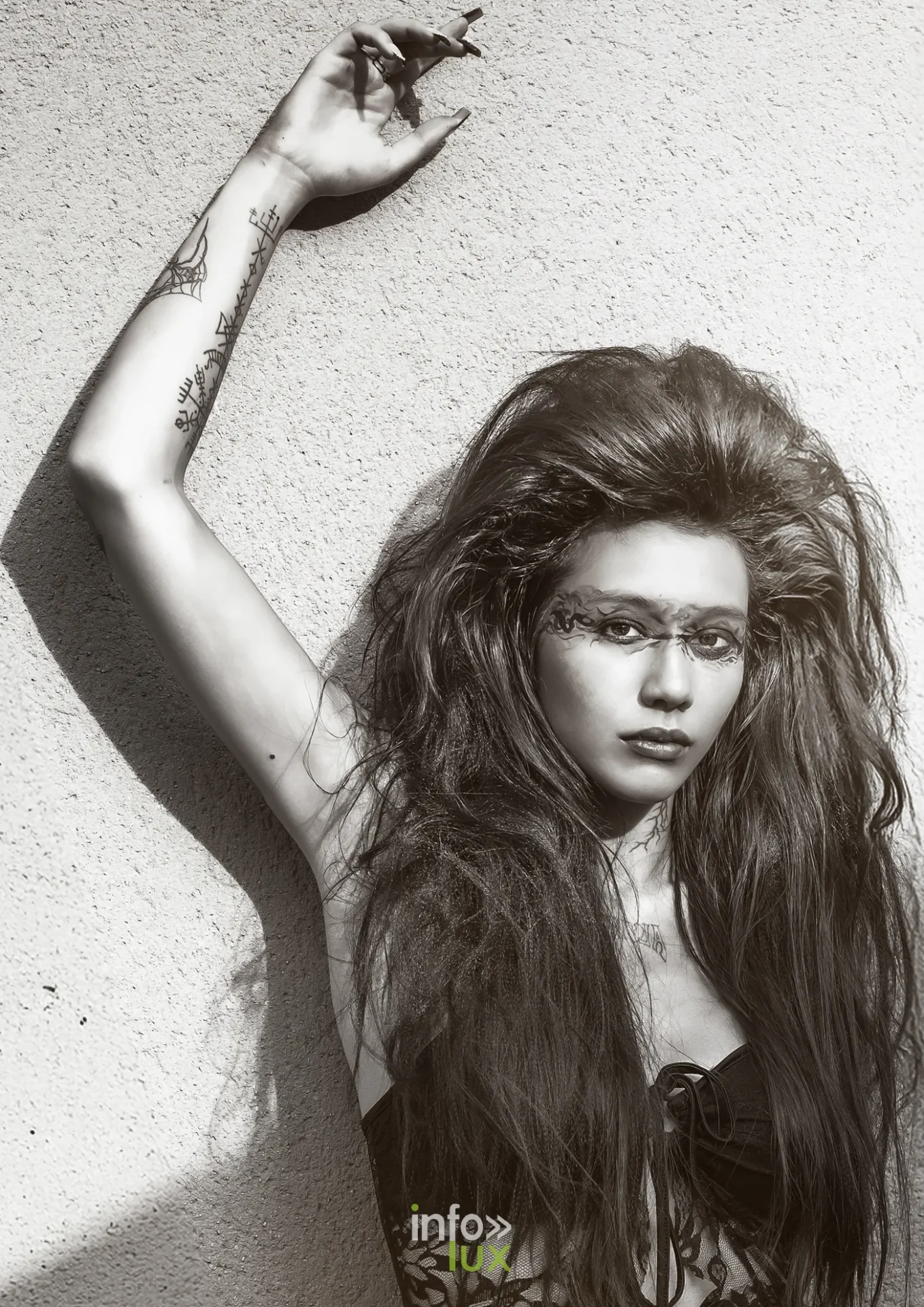 Neriah, la reine des pénombres, shooting noir et blanc « Le Dernier Bataillon Amazone » (More Followers) à la Ligne Maginot de Fermont