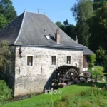 Le Moulin de Cugnon, sa roue à aubes et son pont sur la Semois à Bertrix, province de Luxembourg