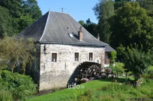 Le Moulin de Cugnon, sa roue à aubes et son pont sur la Semois à Bertrix, province de Luxembourg