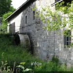 La roue à aubes du Moulin de Fisenne au bord de l’Aisne à Erezée, province de Luxembourg