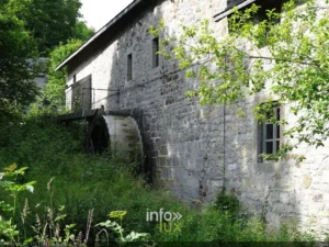 La roue à aubes du Moulin de Fisenne au bord de l’Aisne à Erezée, province de Luxembourg
