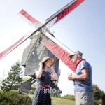 Le Moulin du Cat Sauvage, moulin à vent à pivot de 1750, sur une crête du Pays des Collines à Ellezelles, Hainaut