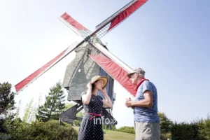 Le Moulin du Cat Sauvage, moulin à vent à pivot de 1750, sur une crête du Pays des Collines à Ellezelles, Hainaut
